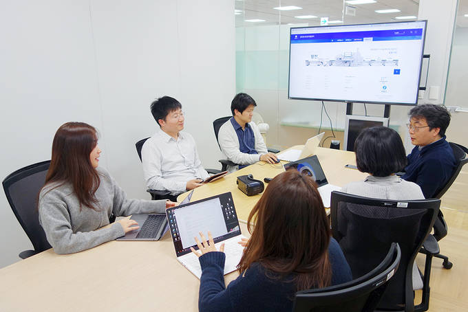 연합뉴스 미디어전략부 구성원들이 지난 18일 서울 종로구 연합뉴스 사옥 13층 회의실에서 평창 동계올림픽에 선보일 뉴미디어 서비스에 대해 논의하는 모습. 