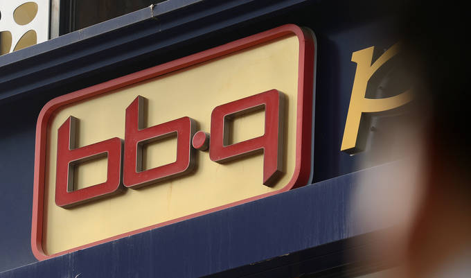 치킨 프랜차이즈 BBQ를 운영하는 윤홍근 제너시스BBQ 회장이 자신에게 비판적 기사를 쓴 CBS, SBS 기자를 상대로 10억원대의 소송을 제기했다.(뉴시스) 