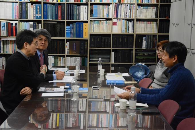 지난 25일 서울 중구 한국프레스센터 13층 기자협회 회의실에서 ‘저널리즘은 신뢰다’를 주제로 좌담회가 열렸다. 왼쪽부터 시계방향으로 강형철 숙명여대 미디어학부 교수, 김언경 민주언론시민연합 사무처장, 김춘식 한국외대 커뮤니케이션학부 교수, 김성후 기자협회보 편집국장. 