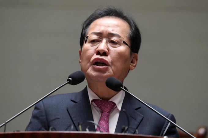  자유한국당 홍준표 대표가 1일 오후 서울 여의도 국회 예결위 회의장에서 열린 당헌·당규 개정안 제안설명 및 논의를 위한 의원총회에 참석해 모두발언을 하고 있다.(뉴시스) 