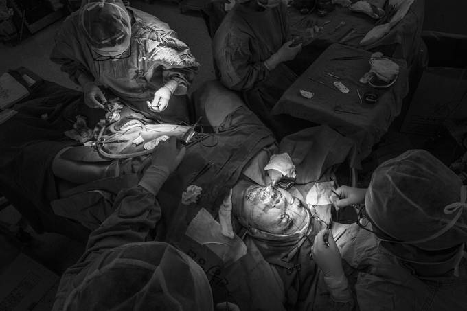 전문보도 사진부문 수상작인 한겨레신문의 <불타버린 코리안드림>. 