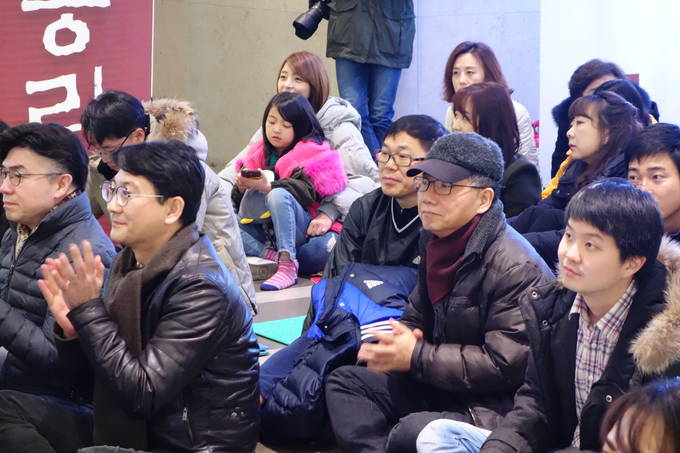 9일 YTN 9일차 파업 집회에 참여한 노조 조합원들. 한 조합원이 자녀와 함께 참석했다. (김달아 기자) 