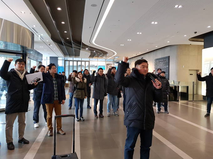 12일 오후 기자회견이 열리기 전 YTN 사옥 로비 안에서 최남수 사장 사퇴를 위한 구호를 외치는 언론노조 YTN지부 조합원들. 오른쪽 앞에는 박진수 YTN지부장의 모습이 보인다. 