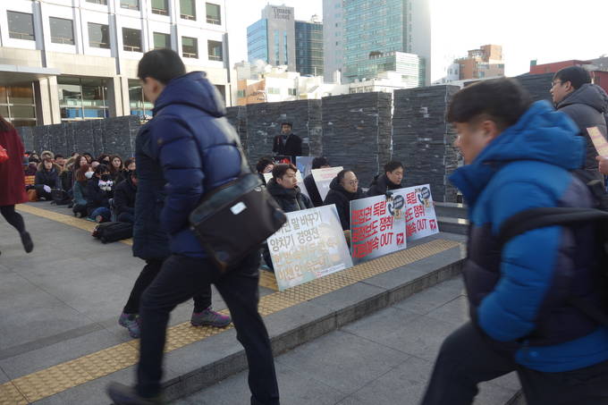 뉴시스 노조가 13일 2차 시한부 파업에 돌입했다. 노조는 이날 오전 뉴시스가 입주해 있는 남산스퀘어빌딩 앞에서 집회를 열고 사측의 무책임한 교섭 태도를 규탄했다. 출근하는 시민들이 뉴시스 노조의 집회현장을 지나쳐가고 있다.  (김달아 기자) 