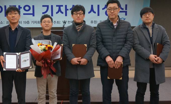 <연중기획 시리즈 '실향민 이야기, 꿈엔들 잊힐리야'>로 제328회 이달의 기자상을 수상한 경인일보 인천본사 특별취재팀. 지난달 30일 서울 한국프레스센터 기자회견장에서 열린 시상식에서 정진오 부장(왼쪽부터), 박경호 기자, 목동훈 기자, 홍현기 기자, 김민재 기자.  