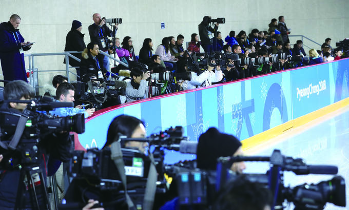 기자들은 평창 동계올림픽을 소식을 전하느라 설 연휴에도 경기장 안팎에서 뛰고 또 뛰었다. 사진은 지난 12일 오후 강릉아이스아레나에서 피겨스케이팅 남자 싱글 부문에 출전한 선수들의 훈련을 취재하고 있는 기자들. (연합뉴스) 