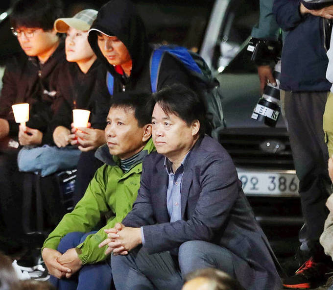 지난해 10월 해직PD 신분이었던 최승호 MBC 사장이 제주시청 종합민원실 앞에서 열린 촛불집회 1주년 제주지역 기념행사에 참석해 언론노조 MBC 제주지부의 총파업을 응원하는 모습. (뉴시스) 