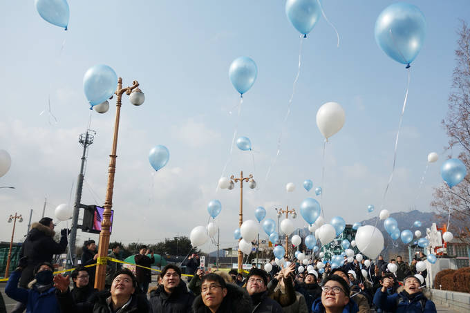 언론노조 YTN지부가 22일 YTN 대주주인 마사회 앞에서 집회를 열고 공기업 대주주들을 향해 책임 있는 자세를 요구했다. 이날 조합원들은 YTN을 상징하는 하늘색과 흰색 풍선에 ‘최남수 사퇴’ 뜻을 담아 하늘로 날려 보내는 퍼포먼스를 했다. (김달아 기자) 