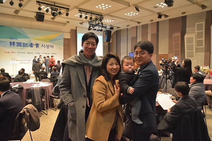 노인 현실을 6개월 이상 밀착취재한 <생애 마지막 전력질주>로 한국기자상을 수상한 권혁범 국제신문 기자(맨 오른쪽)를 축하하기 위해 형님 내외와 조카가 시상식장을 찾았다.  