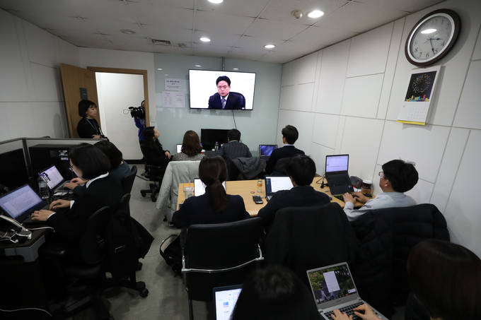 MBC 사장 선출을 취재중인 기자들이 지난해 12월7일 서울 여의도 방송문화진흥회에서 열린 MBC 신임 사장 후보 면접을 옆방 모니터를 통해 시청하고 있다.(뉴시스) 