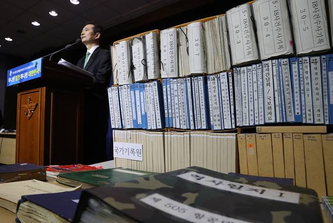 이건리 국방부 5.18특별조사위원회 위원장이 2월7일 서울 용산구 국방부에서 80년 5.18 당시 육군 공군헬기인 500MD가 광주시민을 향해 사격을 한 사실 등 조사 결과를 발표하고 있는 장면. 뉴시스 