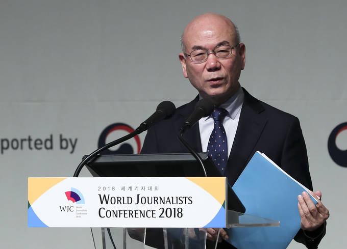 이효성 방송통신위원장이 5일 오전 서울 중구 한국프레스센터에서 열린 '2018 세계기자대회'에 참석해 기조연설을 하고 있다.(뉴시스) 