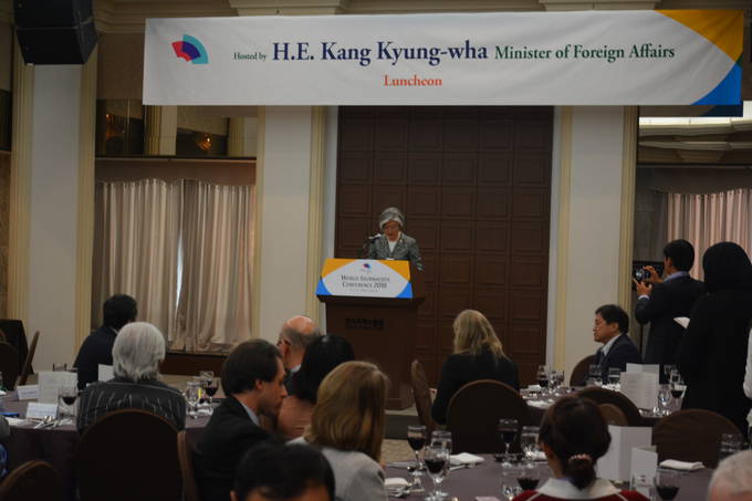 강경화 외교부 장관이 5일 서울 중구 프레스센터에서 열린 한국기자협회 주관 '2018 세계기자대회' 오찬사를 하고 있다.  