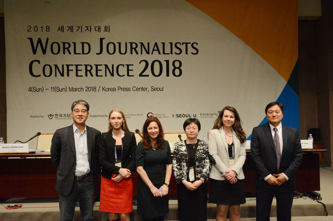 '2018 세계기자대회' <한반도 비핵화와 세계 평화를 위한 언론의 역할> 컨퍼런스에서 좌장을 맡은 박종률 CBS 논설실장(왼쪽부터), 발표자 나탈리아 셰프착 폴란드 비즈니스인사이더 편집장, 하깃 리무어 미국 신시내티대학교 전자미디어학과 교수, 잉 쉬에 중국 신화통신 세계정세스터디센터 전무, 나탈리아 포르티아코바 러시아 이즈베스티야신문 특파원, 최우석 조선일보 미래기획부 국제담당 에디터(부장). (김달아 기자) 
