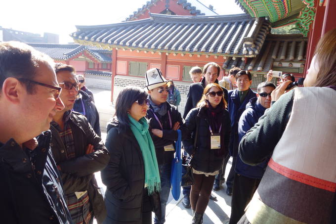 6일 세계기자대회 기자들이 수원화성에서 가이드의 설명을 듣고 있다. 