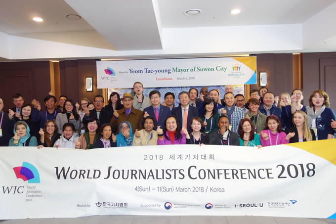 6일 2018 세계기자대회 기자들이 6일 경기도 수원을 방문해 오찬장에서 포즈를 취하고 있다. 