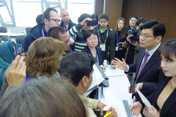 7일 세종시청에서 세계기자들이 이춘희 세종시장과 한반도 비핵화와 세계평화와 관련해 이야기를 주고 받고 있다. 