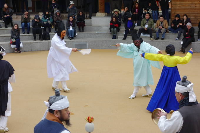 7일 안동하회마을에서 열린 별신굿탈놀이에 환호하는 기자들의 모습. 