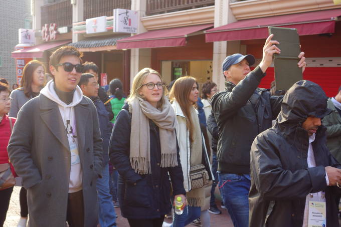 10일 인천 차이나타운을 찾은 세계기자들이 맛집 풍경에 감탄을 금치 못하고 있다. 