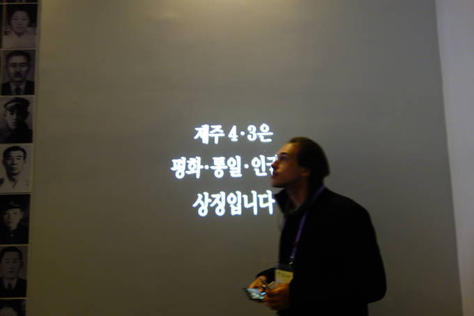 9일 제주 4.3 평화공원에서 세계기자들이 관련 내용을 전달받고 기록하고 있는 모습. 