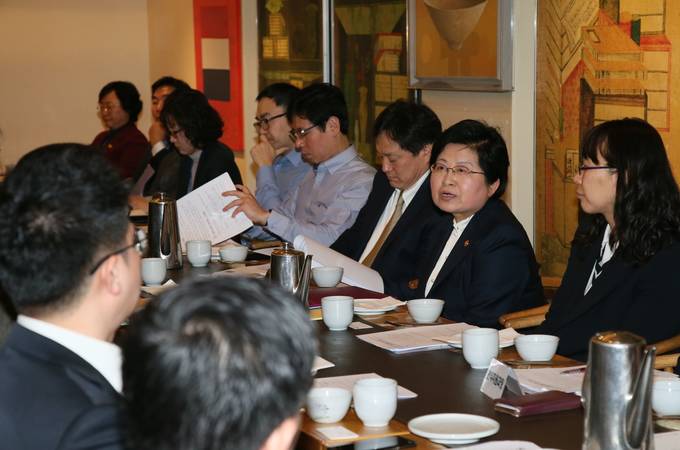 정현백 여성가족부 장관이 12일 광화문 인근의 한식당에서 한국기자협회 임원진과 간담회를 갖고 ‘미투운동’과 관련해 2차 피해 방지와 피해자 보호를 위한 언론의 역할을 주문했다. (사진=여성가족부 제공) 정현백 여성가족부 장관이 12일 광화문 인근의 한식당에서 한국기자협회 임원진과 간담회를 갖고 ‘미투운동’과 관련해 2차 피해 방지와 피해자 보호를 위한 언론의 역할을 주문했다. (사진=여성가족부 제공)