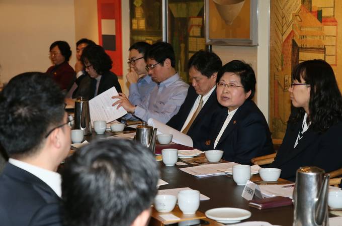 정현백 여성가족부 장관이 12일 광화문 인근의 한식당에서 한국기자협회 임원진과 간담회를 갖고 ‘미투운동’과 관련해 2차 피해 방지와 피해자 보호를 위한 언론의 역할을 주문했다. (사진=여성가족부 제공)  