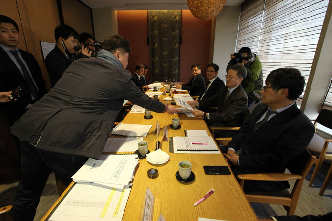 박진수 언론노조 YTN지부장(왼쪽)이 13일 오전 서울 쉐라톤팔래스강남호텔에서 열린 YTN 이사회에 '최남수 사장 해임 청원서'를 전달하고 있다. (전국언론노동조합 제공) 