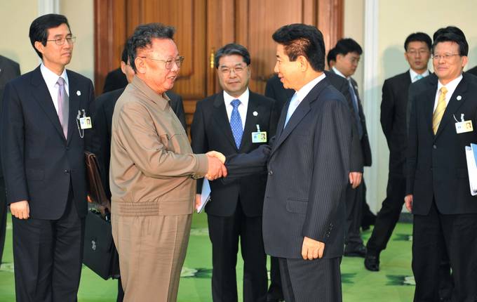 한반도 운명이 걸린 대전환의 분기점을 맞아 사실에 기반을 둔 언론 보도의 중요성을 강조하는 목소리가 나온다. 사진은 지난 2007년 10월3일 평양 백화원 영빈관에서 열린 남북정상회담 2차회의를 마친 후 헤어지기 전 악수하는 노무현 대통령과 김정일 국방위원장. 연합뉴스 