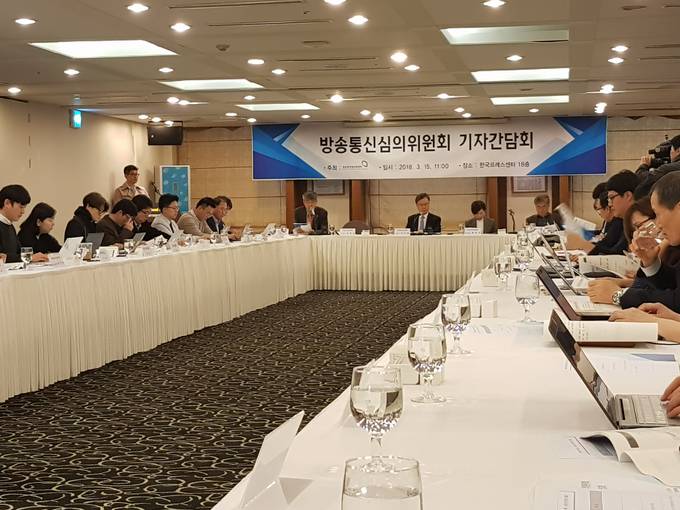 방송통신심의위원회가 15일 서울 중구 프레스센터에서 기자간담회를 갖고 적법심의를 위한 조직개편안을 발표했다.  