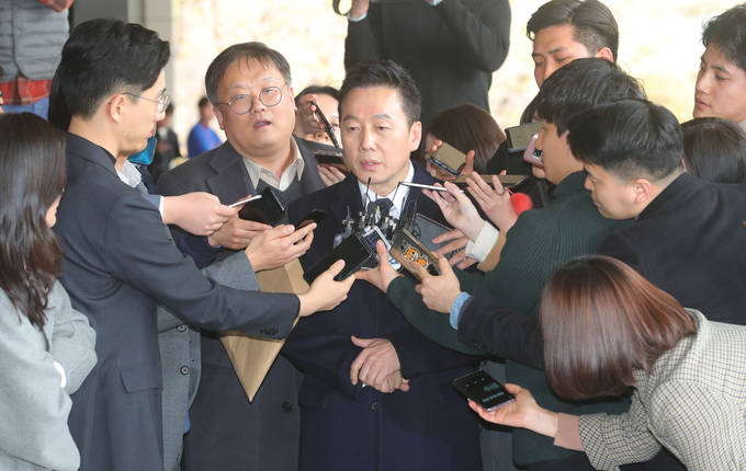 여대생 성추행 의혹 보도 언론사를 고소하기로 한 정봉주 전 의원이 13일 서울 서초구 서울중앙지방검찰청 앞에서 취재진의 질문에 답하고 있다.(뉴시스) 