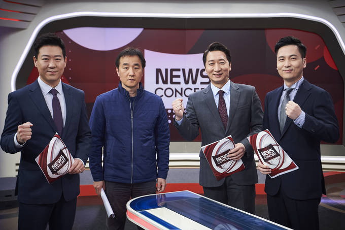 지난 19일 MBC <뉴스콘서트>의 세 진행자와 민경의 PD가 스튜디오에서 파이팅을 외치고 있다. 왼쪽부터 이세옥 기자, 민경의 PD, 정철진 경제평론가, 전종환 아나운서. (MBC 제공) 