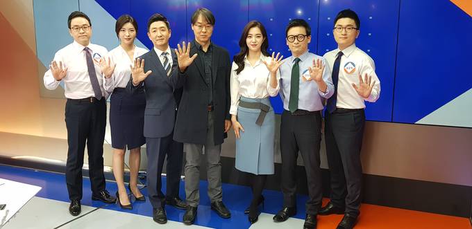 지난 19일 JTBC <정치부회의> 제작진이 생방송을 마치고 포즈를 취하고 있는 모습. 왼쪽부터 정강현 기자, 신혜원 기자, 이상복 부장, 노승옥 PD, 강지영 아나운서, 양원보 기자, 최종혁 기자. (JTBC 제공) 