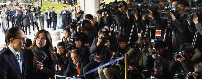 지난 14일 서울중앙지검에 출석한 이명박 전 대통령이 대국민 메시지를 발표한후 기자의 질문을 받고 있다. /뉴시스 