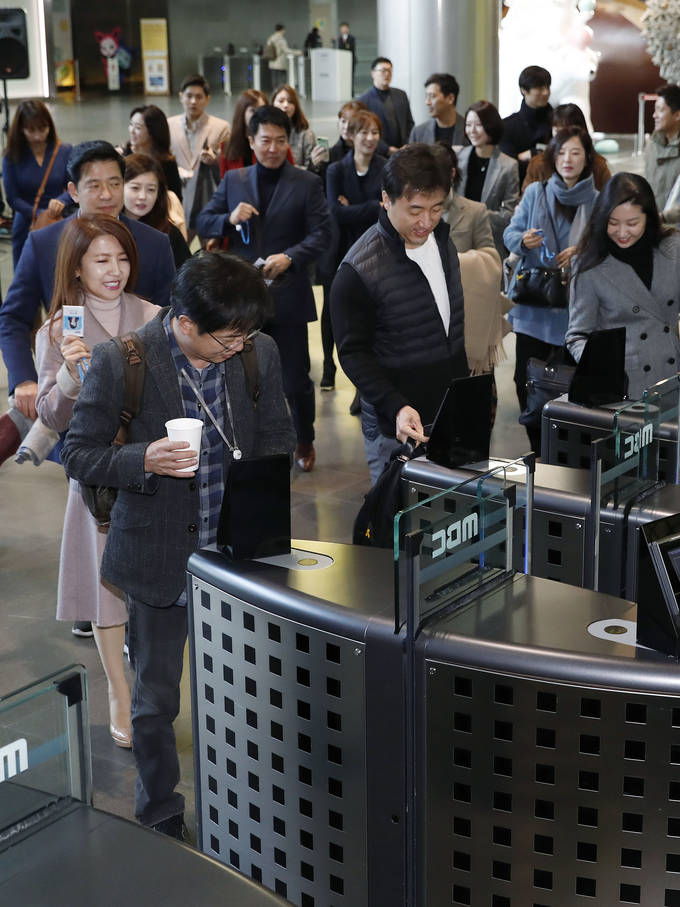 MBC 아나운서들이 지난해 11월 서울 마포구 MBC 로비 앞에서 공정방송 파업을 마치고 업무에 복귀하는 모습. 