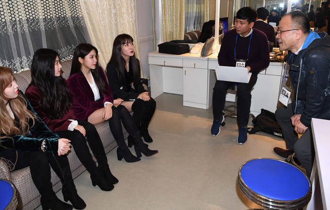 지난 1일 오후 평양 동평양대극장에서 열린 ‘봄이 온다’를 주제로 한 ‘남북평화협력기원 남측예술단 평양공연’에 앞서 레드벨벳이 대기실에서 남측 취재진과 인터뷰를 하고 있다. /평양공연 사진공동취재단, 뉴시스 