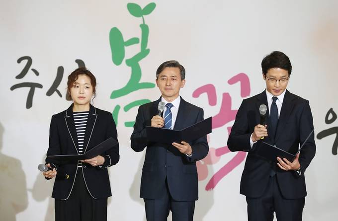 9일 서울 여의도 KBS에서 열린 양승동 사장 취임식에서 양 사장(가운데)이 이이백PD, 정연욱 기자와 함께 대국민 약속을 발표하고 있다. 연합뉴스 