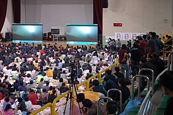2014년 4월19일 진도체육관에서 실종자 가족과 취재진들이 이날 공개된 침몰 해역 영상에 집중하고 있다. 2014년 4월19일 진도체육관에서 실종자 가족과 취재진들이 이날 공개된 침몰 해역 영상에 집중하고 있다.