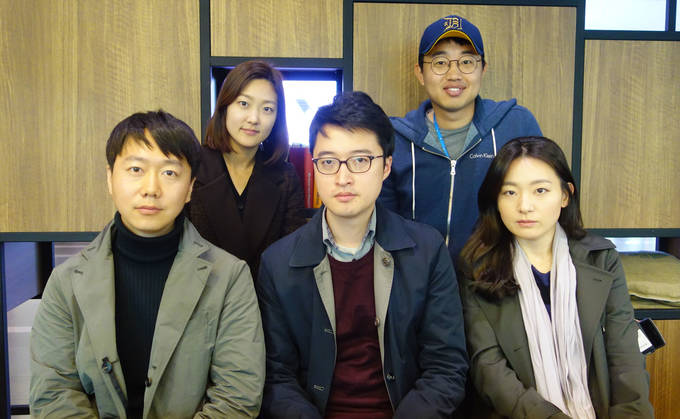 2014년 봄, 수습시간에 세월호 참사를 겪었던 YTN 15기 기자들. 4년이 흐른 지금 이들은 그때 보도 참사를 반복하지 않기 위해 파업을 하고 있다. 사진은 앞쭉 왼쪽부터 반시계방향으로 김경수 기자, 임성호 기자, 이형원 기자, 우철희 기자, 최아영 기자. (김달아 기자) 