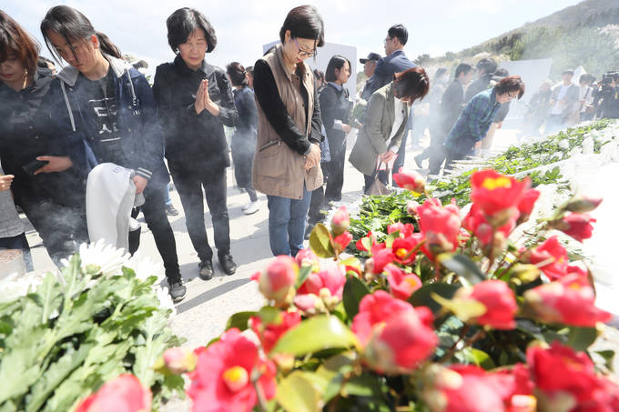 지난 3일 오전 제주시 봉개동 4?3 평화공원에서 열린 제70주년 4?3 희생자 추념식에서 참석자들이 추모비를 참배하고 있다. (연합뉴스) 