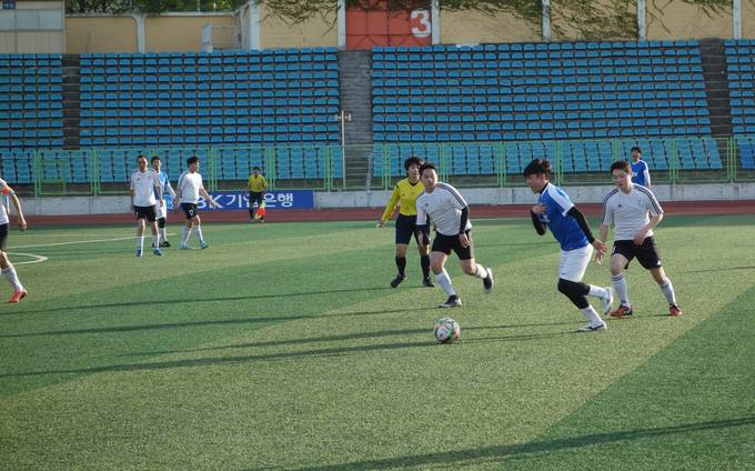 올해 기자협회 신규 가입사로 축구대회에 처음 출전한 한국스포츠경제가 JTBC와 경기를 치르고 있다. (김주민 기자) 