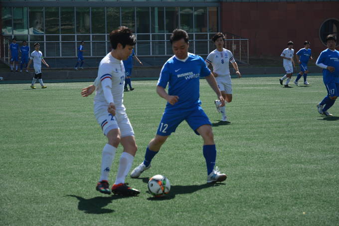 동아일보과 비지니스워치 기자들이 이날 16강 티켓을 놓고 혈투를 벌이는 모습.  