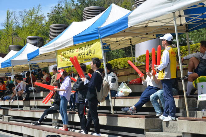 일요시사와 SBS 간 게임을 보며 자사 기자들을 응원하는 기자들 모습.  