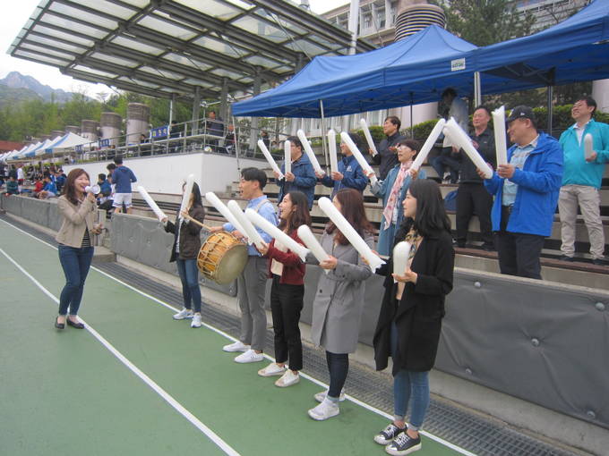 응원하는 동아일보 기자들. 