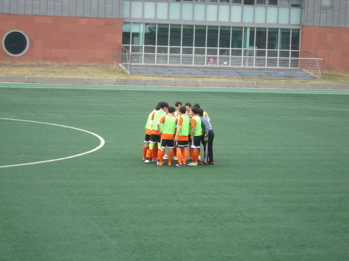 아시아경제와의 16강전 시작 전 전열을 가다듬고 있는 중앙일보 기자들. 