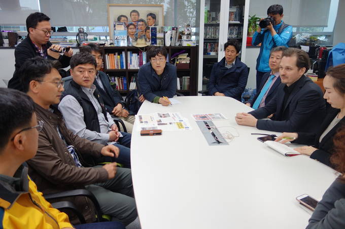 23일 YTN을 방문한 세드릭 알비아니 RSF 아시아지부장(오른쪽 가운데)이 조승호 YTN 기자(왼쪽 하단에서 시계방향으로), 현덕수 YTN 기자, 박진수 언론노조 YTN지부장 등과 대화를 나누고 있다. (김달아 기자) 