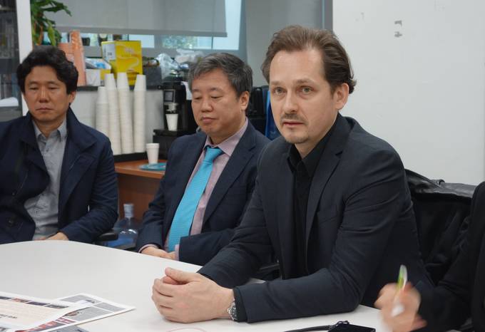 국제언론단체 국경없는기자회(RSF)가 23일 파업 중인 언론노조 YTN지부를 찾아 이들의 파업을 지지한다고 밝혔다. 사진은 세드릭 알비아니 RSF 아시아지부장(오른쪽부터), 정규성 한국기자협회장, 김선중 한국기자협회 YTN지회장. (김달아 기자) 