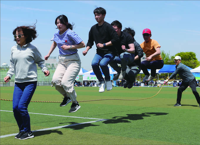 21일 광주전남기자협회 회원들이 함께 단체줄넘기를 하고 있다. 