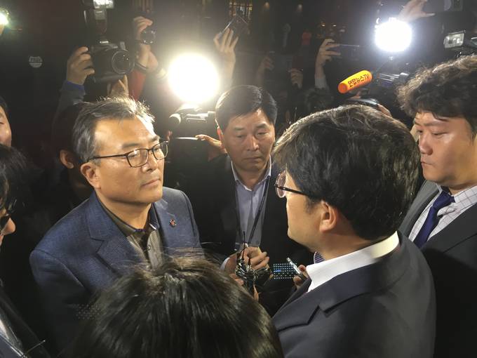 경찰이 25일 오후 8시 TV조선 보도본부 사무실에 대한 압수수색 영장 집행을 시도했으나, 정문을 가로막고 압수수색에 저항한 TV조선 기자들에 가로막혀 20분 만에 발길을 돌렸다.  