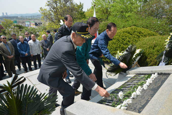 제41회 한국전 순직 종군기자 추도식이 26일 경기 파주 통일공원 순직 종군기자 추념비 앞에서 열렸다. 참석한 원로언론인들이 헌화하는 모습. 제41회 한국전 순직 종군기자 추도식이 26일 경기 파주 통일공원 순직 종군기자 추념비 앞에서 열렸다. 참석한 원로언론인들이 헌화하는 모습.