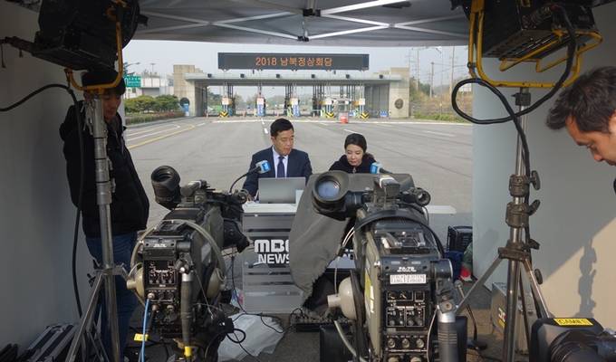 남북정상회담이 열린 27일 도라산 남북출입사무소에서 MBC 허유신 임소정 기자가 방송 준비를 하고 있다.   